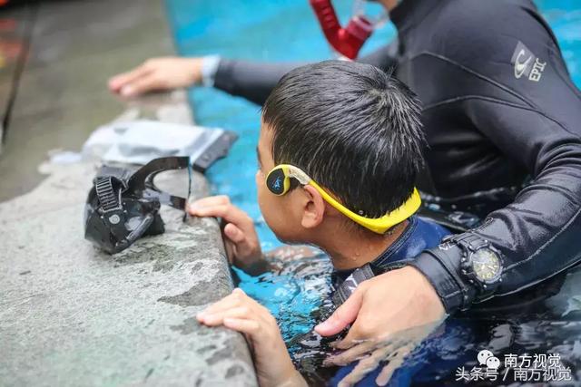 助聽器能讓學員在水下收聽到教練的指令